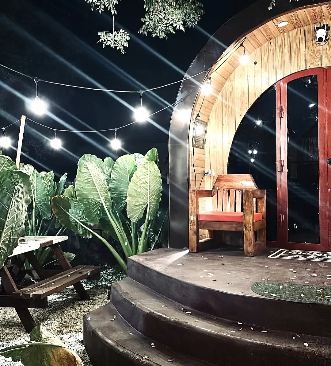 Night view of the Glampedd pod and deck