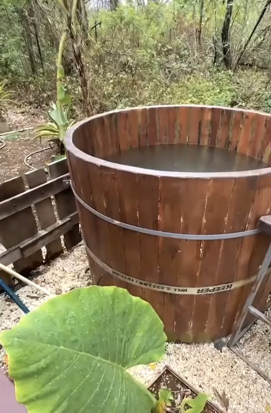 Private wooden soaking tub at Glampedd